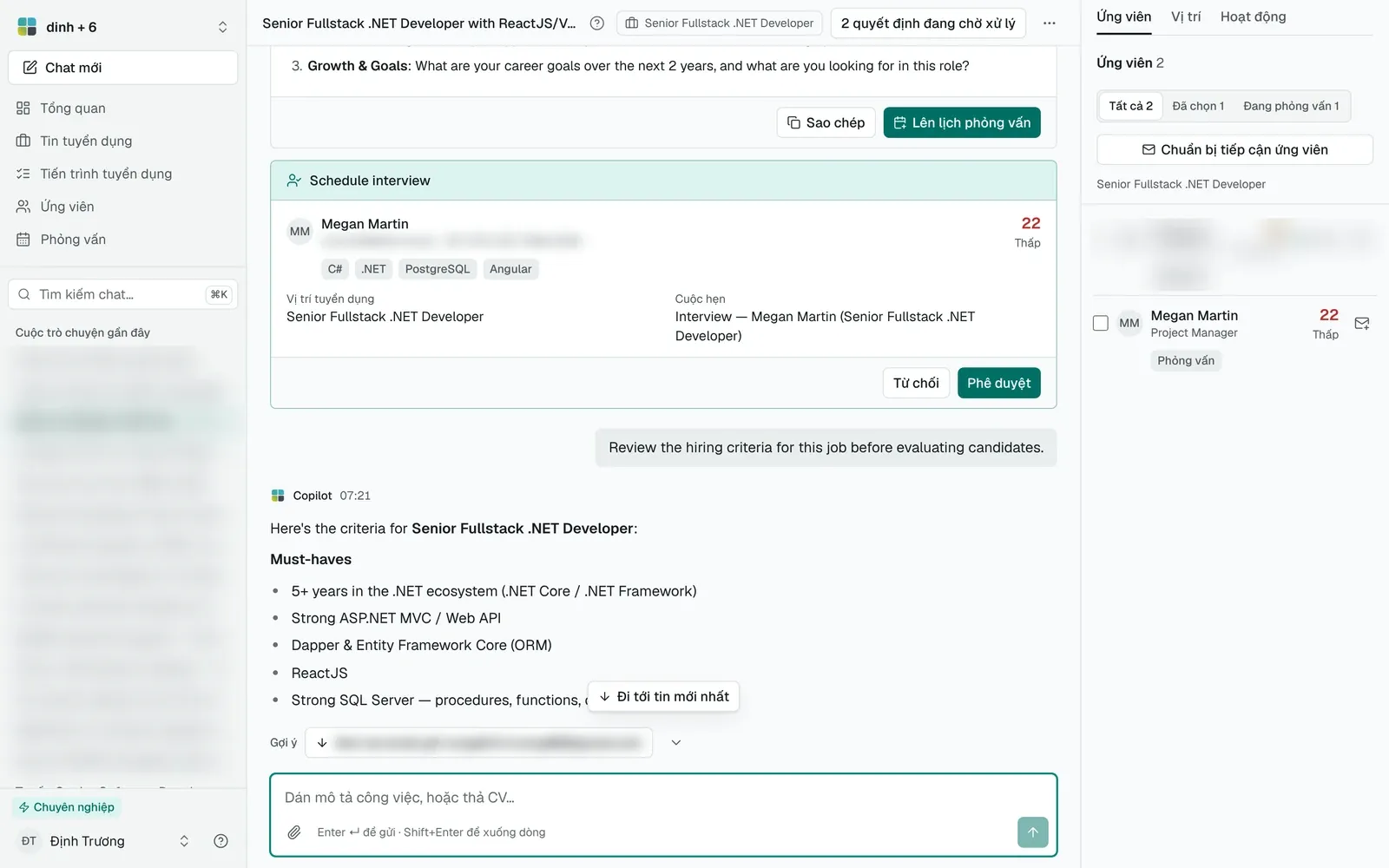 Một cuộc chat có thẻ xem trước Schedule interview đang chờ Phê duyệt hoặc Từ chối, và dòng "2 quyết định đang chờ xử lý" ở phần đầu